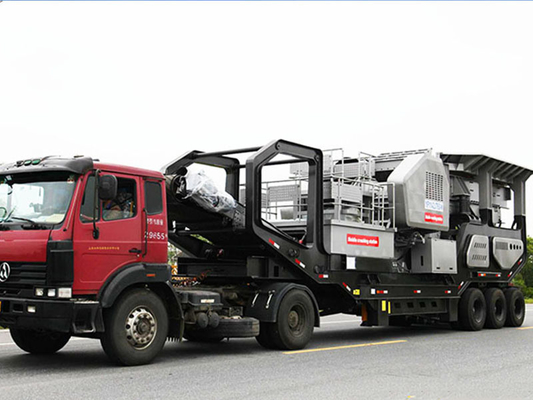 Máquina de trituración de rocas con motor móvil de 69 mandíbulas montado semiautomático con potencia de 91,5 kW