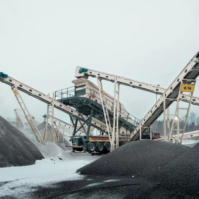 Trituradora móvil de cono de alta capacidad con motor de CA y planta de filtración para el trituración de piedra