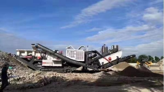 Planta de trituradoras móviles de mandíbulas de 146 kW con motor de alimentación y diésel 1 año de servicio después de la venta