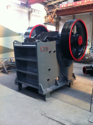 Agregado 50-200tph Stone Jaw Crusher con pantalla vibrante y tamaño de entrada 210-1020mm