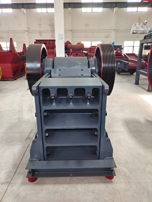 Linea de producción de trituradora de mandíbula grande Entrada tamaño 900 * 600mm Instalación bajo orientación técnica