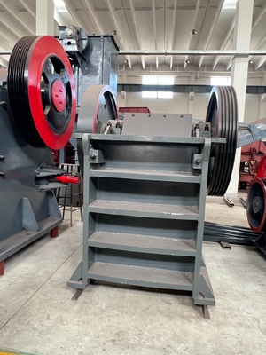 Linea de producción de trituradora de mandíbula grande Entrada tamaño 900 * 600mm Instalación bajo orientación técnica
