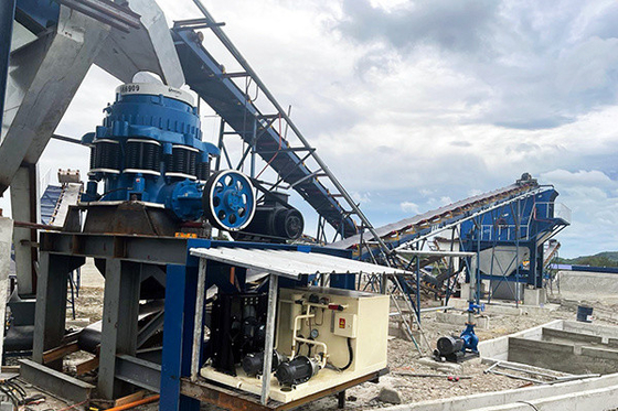 Triturador de cono hidráulico estándar en la línea de producción de mineral minero con larga vida útil